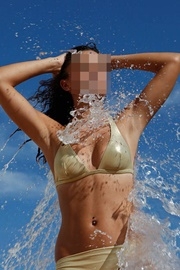 Hallo ich bin CH-LAURA Schweizerin mit dunklen Haaren