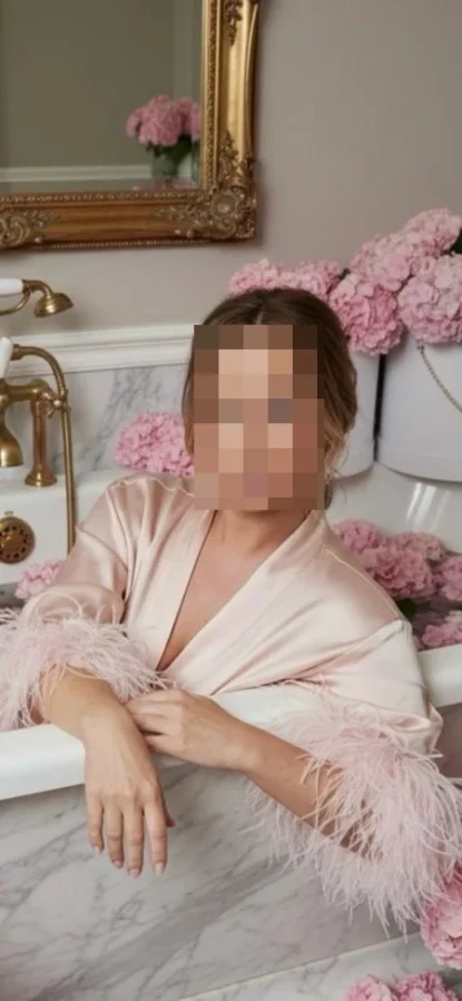  NEU - EMMA eine blonde schlanke hübsche natürliche Gespielin