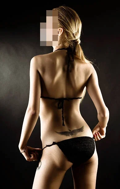 Hallo ich bin die CH-Cora tätowiert zierlich mit kleinen süssen Tittchen