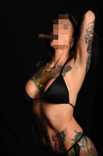 Hallo ich bin die CH-Cora tätowiert zierlich mit kleinen süssen Tittchen
